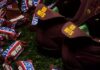 Snickers и adidas объединились в первой футбольной коллаборации — шоколадный батончик превратился в бутсы