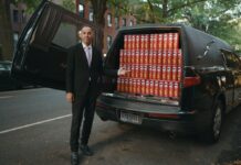 Pringles обещает 200-летний запас чипсов тому, кто завещает похоронить свой прах в банке бренда