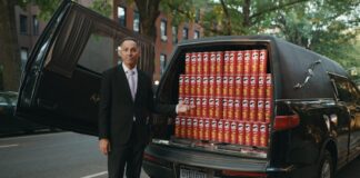 Pringles обещает 200-летний запас чипсов тому, кто завещает похоронить свой прах в банке бренда