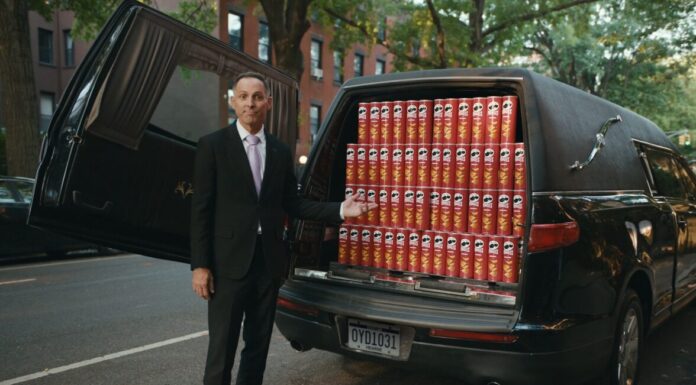 Pringles обещает 200-летний запас чипсов тому, кто завещает похоронить свой прах в банке бренда